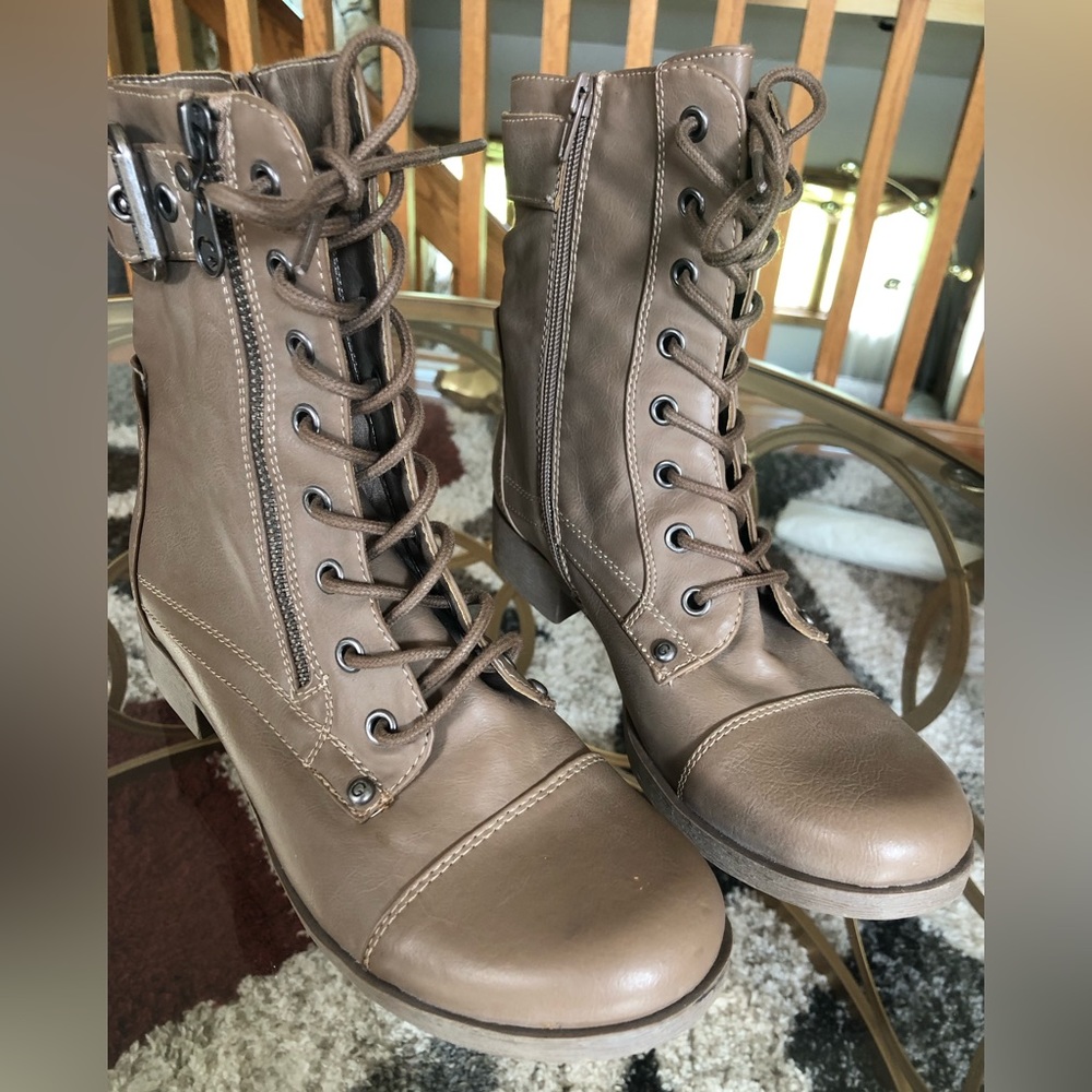 Guess women’s size 8 boots. New, never worn.